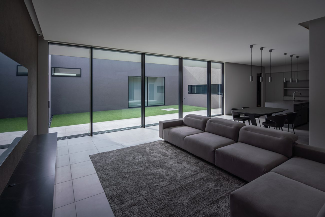 デザイン住宅建築実例_外観・注文住宅『CASE787 Monotone Nest』の建築実例・施⼯例の写真_LDK