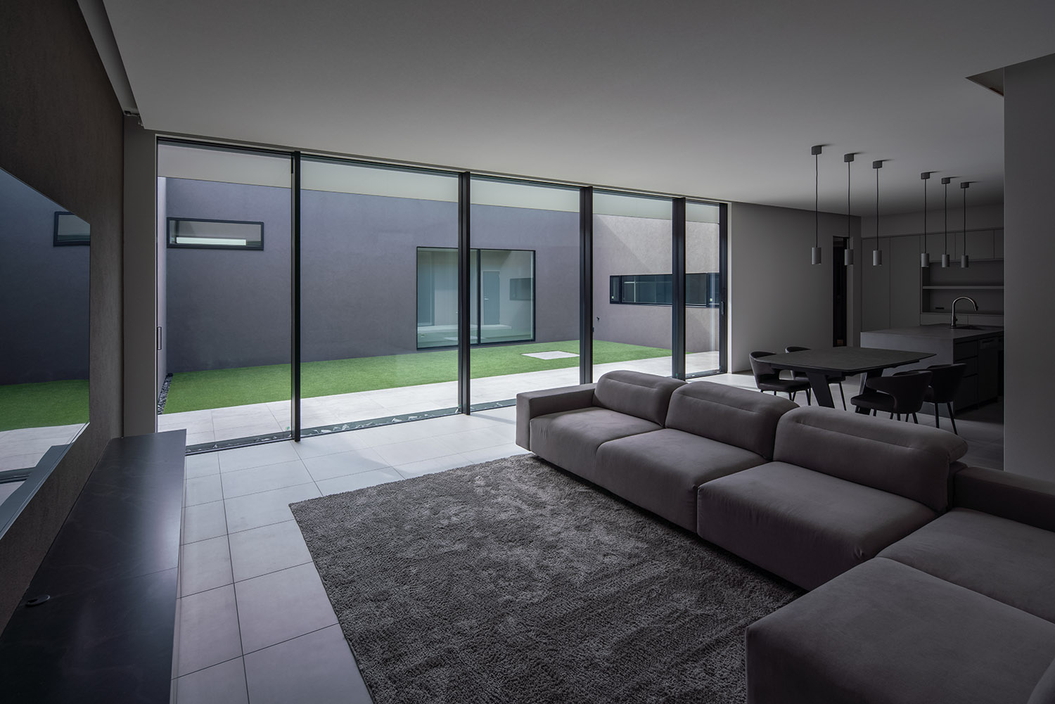 デザイン住宅建築実例_外観・注文住宅『CASE787 Monotone Nest』の建築実例・施⼯例の写真_LDK