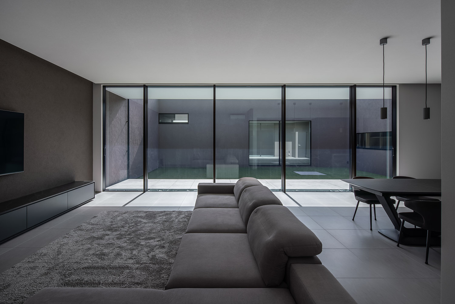 デザイン住宅建築実例_外観・注文住宅『CASE787 Monotone Nest』の建築実例・施⼯例の写真_LDK