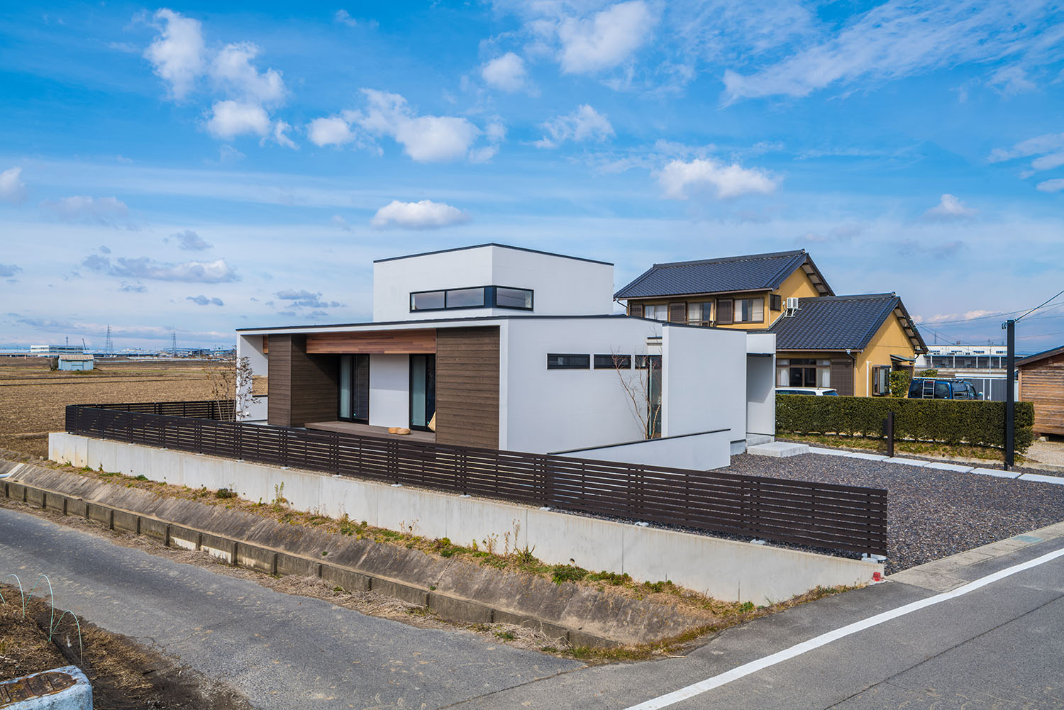 高さに強弱をつけた開放感のある平屋