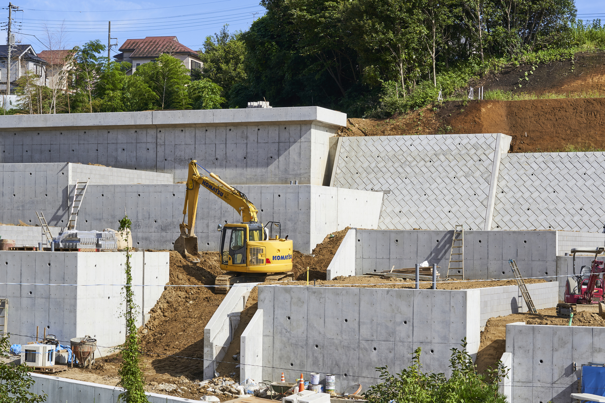 傾斜地に家を建てると後悔する？メリット・デメリットやおすすめの間取りを紹介