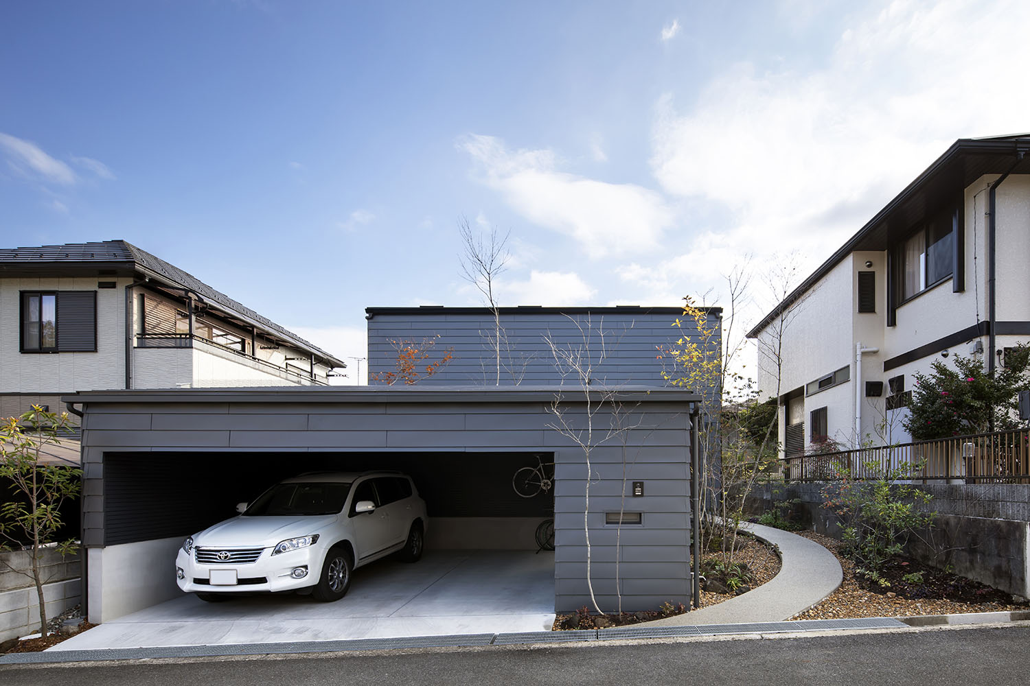 実例①駐車場棟と住居棟が程よい距離感のガレージハウス