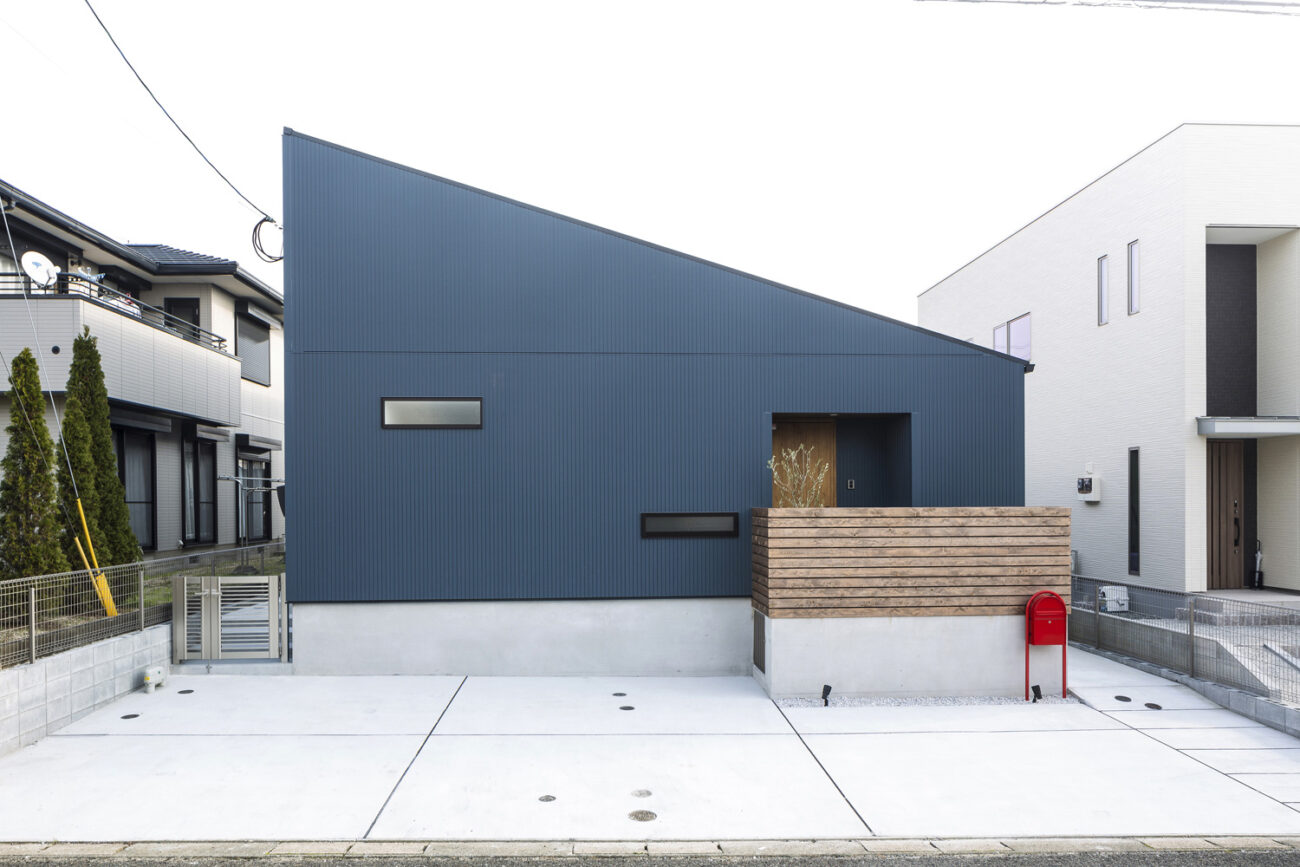 片流れ屋根のおしゃれな外観の平屋を建てたい!建築実例と注意点を紹介 | 注文住宅なら建築設計事務所フリーダムアーキテクツ