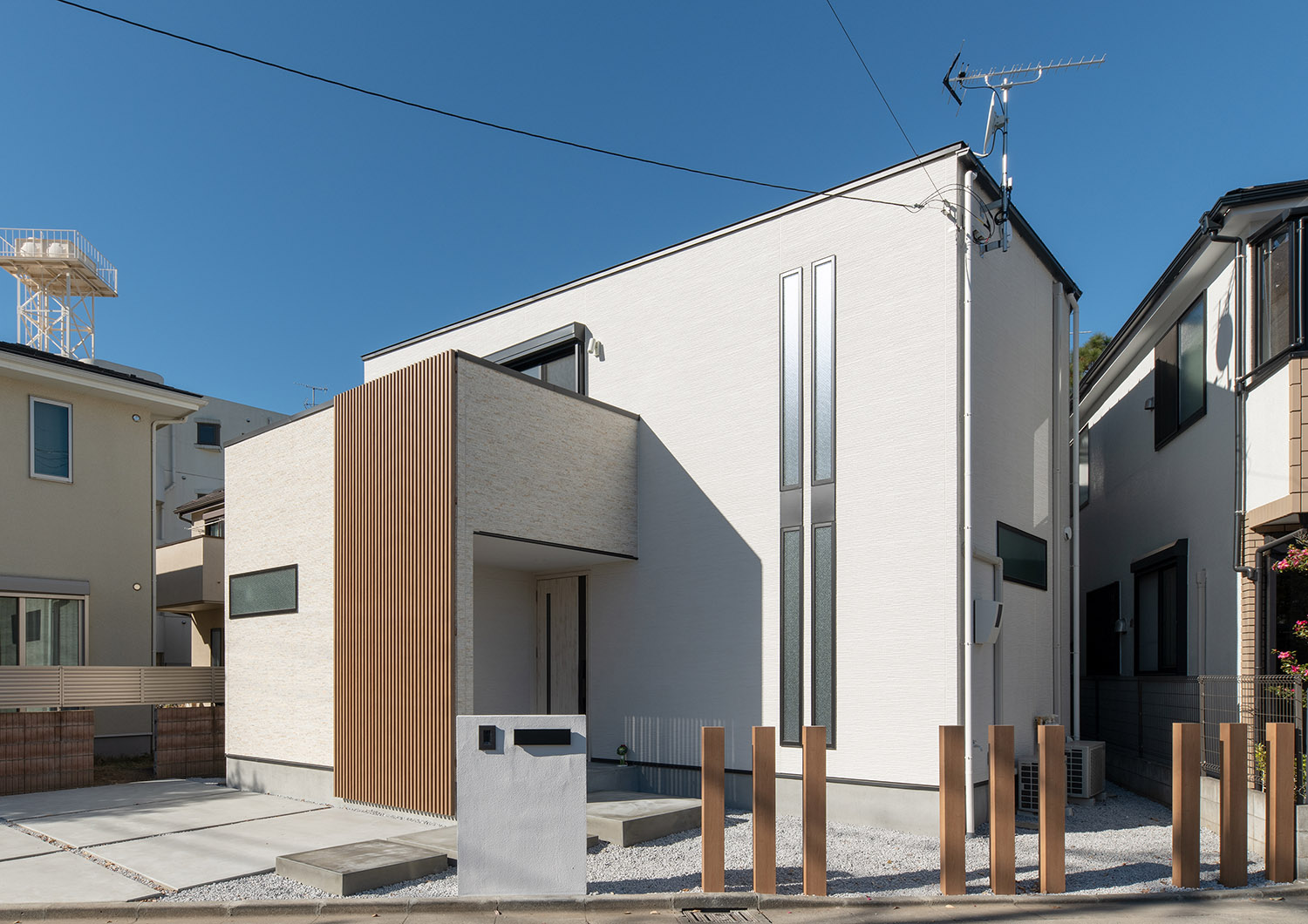 道路に対して建物の角度をつけた迫力のある住宅