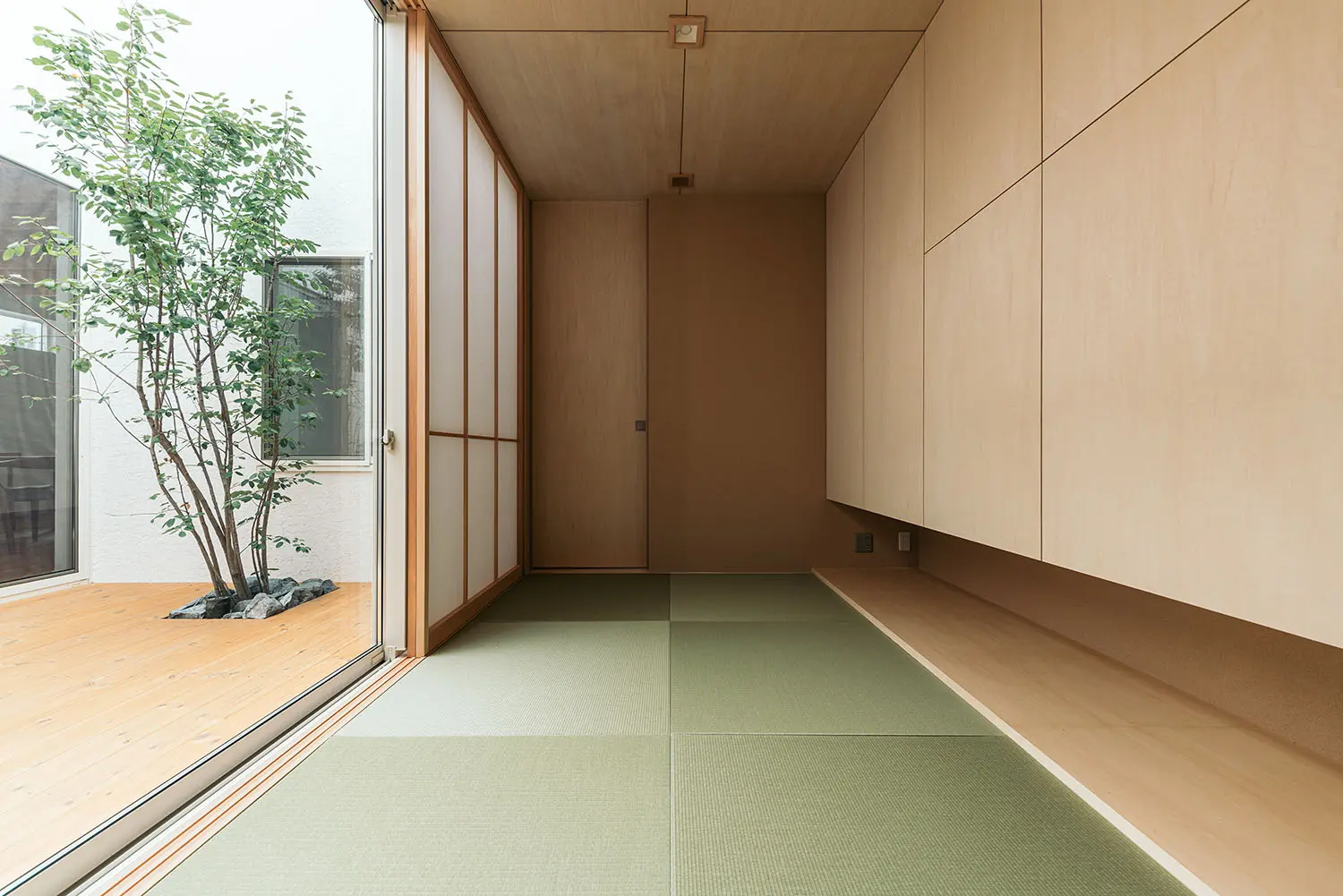 LDK・和室・玄関をフラットに繋ぐ中庭のある平屋