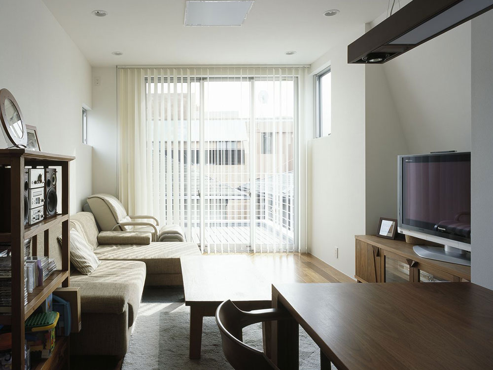 CASE177 駅のホーム前の5層住宅