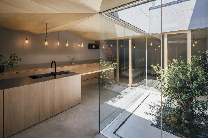 中庭のあるこだわりの注文住宅の内観