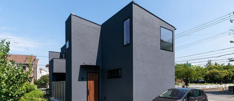 緑に囲まれた開けた土地に建つ注文住宅