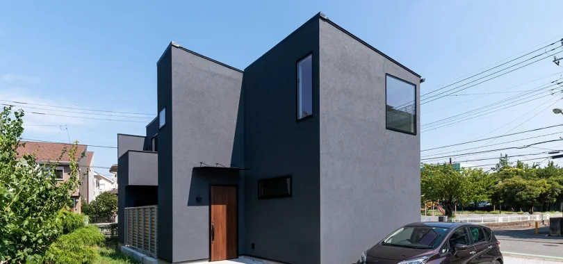 緑に囲まれた開けた土地に建つ注文住宅