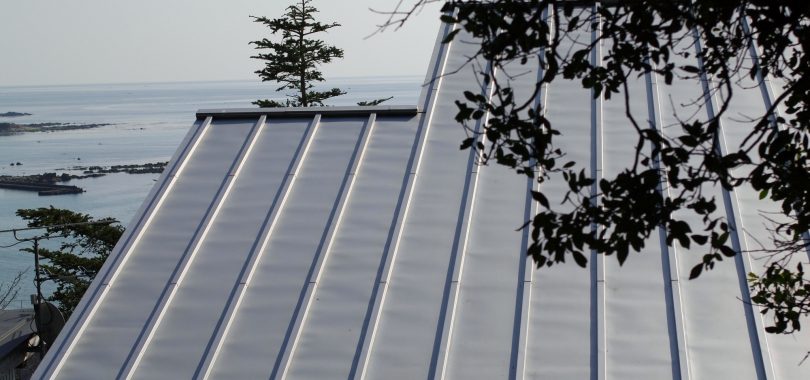 金属系は安定の耐震・耐久性を誇る近年人気の屋根素材
