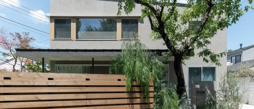 グレーの外壁や木のルーバーや特徴的な注文住宅の外観
