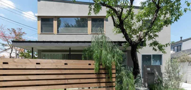 グレーの外壁や木のルーバーや特徴的な注文住宅の外観