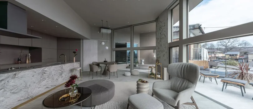 上品なグレーでまとめた注文住宅のリビング