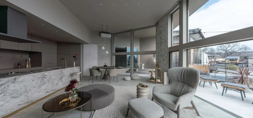 上品なグレーでまとめた注文住宅のリビング