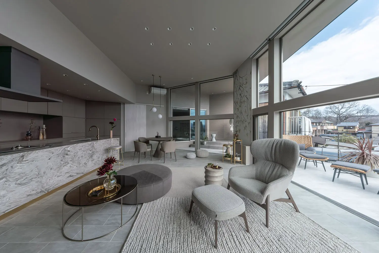 上品なグレーでまとめた注文住宅のリビング