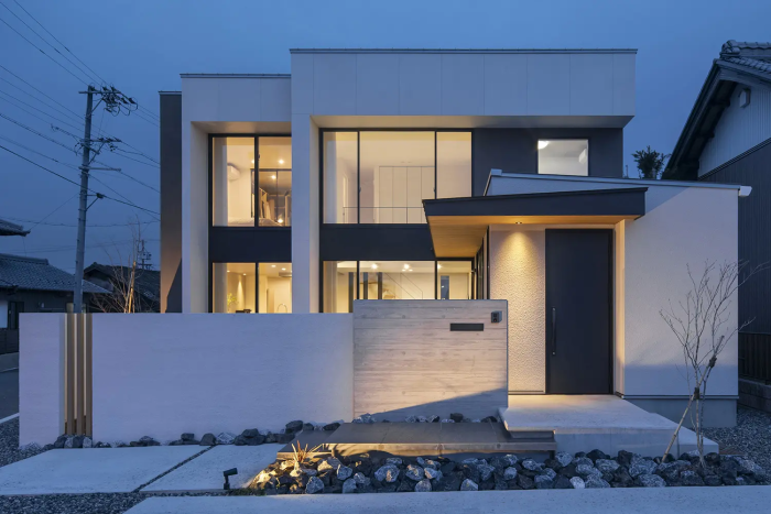 ライトアップされた注文住宅の外観