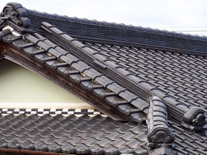 耐久性抜群の粘土系は日本を代表する屋根素材ということを解説