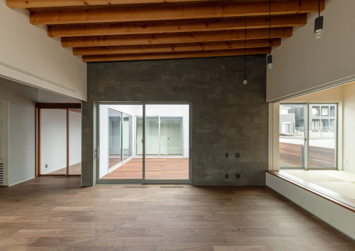 中庭につながるバリアフリーの平屋