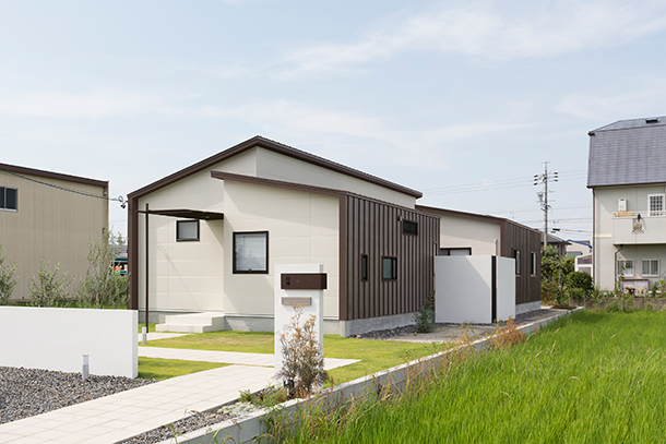優しいアースカラーの平屋住宅