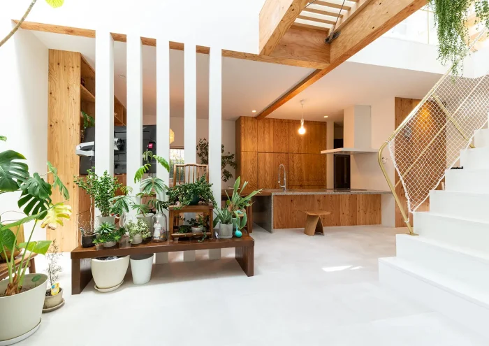 建具やインテリアに木材を多く使用したLDK