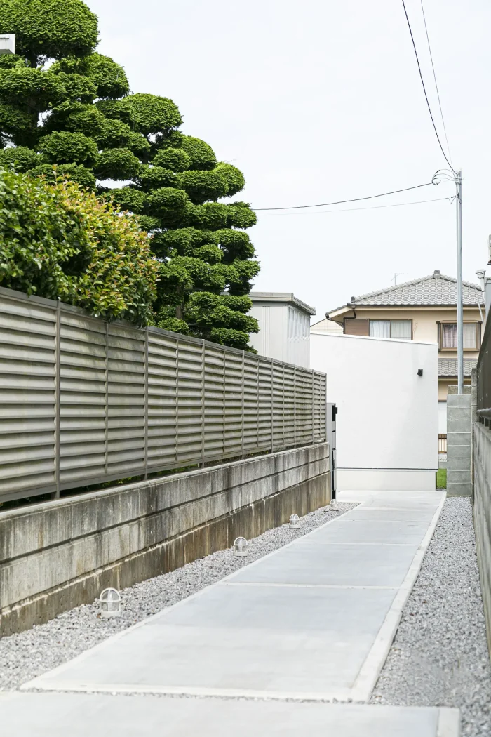旗竿地に建つ住宅のアプローチ