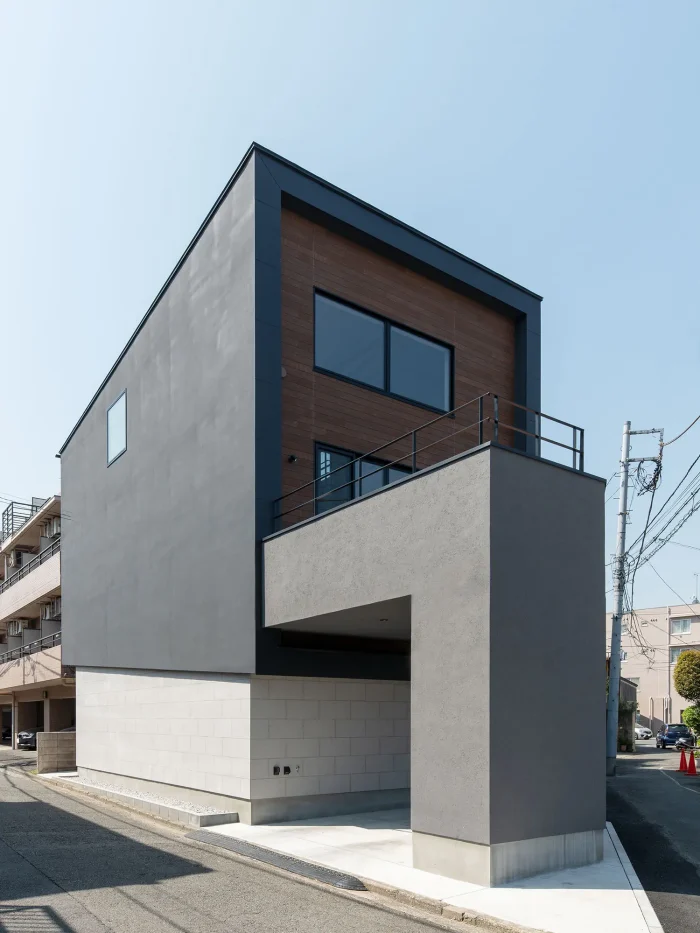 二方向が道路に面している台形の土地を活かした注文住宅の外観